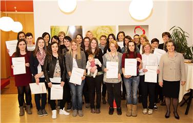 Die Absolventen Bürofachkräfte mit Direktorin Susanna Huez (1. v.r.) und Gertraud Aschbacher, geschäftsführende Direktorin des Amtes für Lehrlingswesen und Meisterausbildung(1. v.r., zweite Reihe). Foto: Landesberufsschule Gutenb