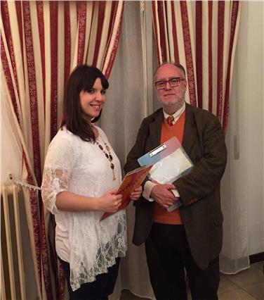 Der italienische Gourmetpapst Edoardo Raspelli (re.) leitet am 24. April gemeinsam mit der Bloggerin Viviana Fornaro das Kochduell "Familienrezepte". Foto: www.piattaformaresistenze.it