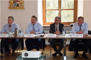 Drei Länder an einem Milch-Tisch: Landesrat Schuler (2.v.re.) mit bayerischem Staatsminister Brunner (3.v.re.) und Sektionschef Lindner vom österreichischen Bundesministerium (ganz re.).