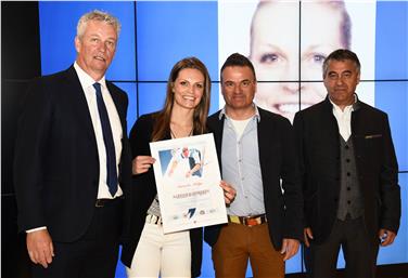 Skirennläuferin Manuela Mölgg freut sich über das frisch erworbene Skilehrerdiplom. Weiters in Bild, v.l.: Hansjörg Haller, Martin Corradini und Claudio Zorzi. Foto: www.provinz.bz.it
