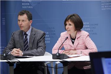 Generaldirektor Hanspeter Staffler und LRin Deeg bei der Vorstellung des neuen Gesetzestextes im vergangenen Dezember./Foto rm