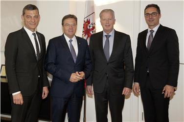 Landeshauptmann Kompatscher ist heue in Innsbruck mit Vizekanzler Mitterlehner, LH Platter und Tirols Polizeidirektor Tomac zu einem Arbeitsgespräch zusammengetroffen - Foto: Land Tirol/Die Fotografen