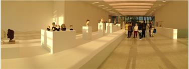 Die Teilnehmenden am "Voluntariat per les llengües"-Projekt beim Besuch der Ausstellung "Museo Museion".