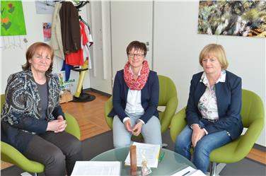 Landesrätin Stocker mit der AGPS-Spitze (v. l.), der Vorsitzenden Helene Trippacher und Stellvertreterin Emma Rott - Foto: LPA