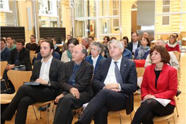 Sie wollen die digitale Bildung unterstützen (v.l.): LR Achammer, Schulamtsleiter Roland Verra, LR Mussner und LRin Deeg./Foto LPA me