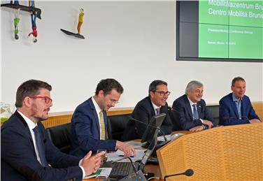 Bruneck bekommt ein neues Zentrum für vernetzte Mobilität: STA-Präsident Ausserdorfer, BM Griesmair, LH Kompatscher, LR Mussner und Ltg.-Abg. Christian Tschurtschenthaler bei der Vorstellung (FOTO: Angelika Schrott/www.provinz.bz.it/news)