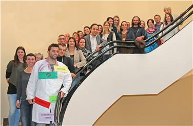 Die Sozialpädagoginnen und Sozialpädagogen mit Bildungslandesrat Philipp Achammer (Bildmitte). Foto: LPA
