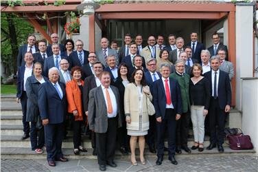 Vor dem Eingang zum Felsenkeller (v.re.): LR Schuler, Wirtschaftskammerpräsidentin Zwazl, Wirtschaftsdelegierter Berger, Generalkonsul Spadinger, Wirtschaftsbunddirektor Servus; ganz links Mitte Gutsverwaltungsdirektor Pertoll.