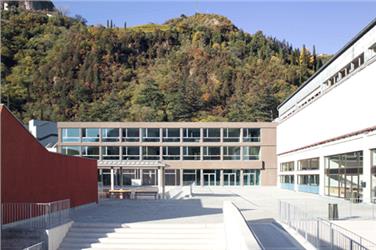 Auch das Schulgebäude der Fachoberschule für Bauwesen "Peter Anich" (rechts) soll energieeffizienter werden