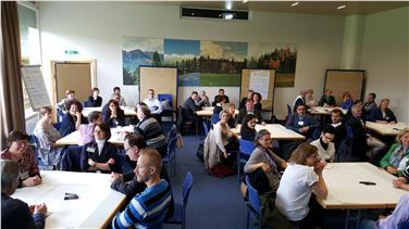 Zu Beginn der drei Diskussionsrunden im World Café erklärt der Moderator die Café Etiquette - Foto: LPA/Bildungsressort