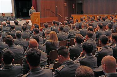 "Voll motivierte Gruppe": Vorsitzender Pianaro bei der Jahresversammlung der Interessengemeinschaft des Landesforstkorps im Raiffeisensaal in Terlan.