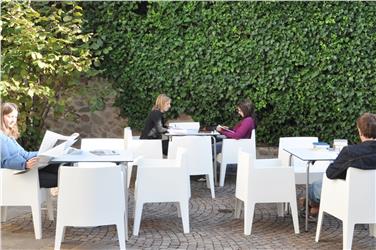 Seit heute wieder geöffnet: der Lesehof der Landesbibliothek Teßmann in Bozen.