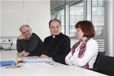 Zu Gast im Familienbeirat (v.l.): Familienseelsorger Toni Fiung, Bischof Muser und LRin Deeg./Foto LPA rm