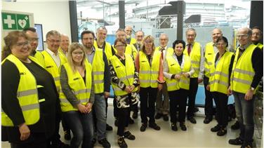Lernen am praktischen Beispiel: Schulführungskräfte besichtigen die GKN Driveline in Bruneck.