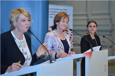 Gleichstellungsrätin Michela Morandini, Landesrätin Martha Stocker und Präsidentin des Landesbeirates für Chancengleichheit Ulrike Oberhammer (v.l.n.r.) zeigten heute die Notwendigkeit eines Anti-Mobbing-Gesetzes auf.