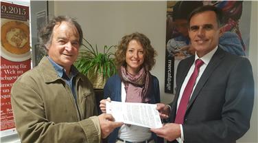 Ernährungssicherheit weiterhin ein Thema (v.l.): Arno Teutsch, Brigitte Gritsch und Landesrat Richard Theiner bei der heutigen Übergabe der Rückmeldungen aus den Landesressorts.