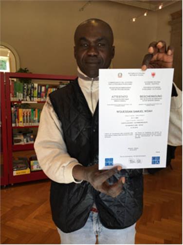 Samuel N’Dah N’Guessan von der Republik Côte d'Ivoire: Gratulation von den Mitarbeiterinnen und Mitarbeitern der Sprachenmediathek Meran und des Projektes "Voluntariat per les llengües".