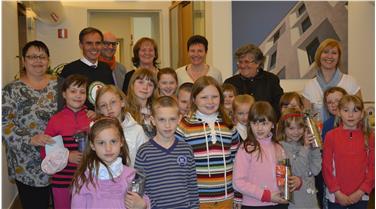 Weissrussische Kinder zu Besuch bei LR Richard Theiner und LRin Martha Stocker: Auch 30 Jahre nach dem Reaktorunglück ist Radioaktivität ein Thema.