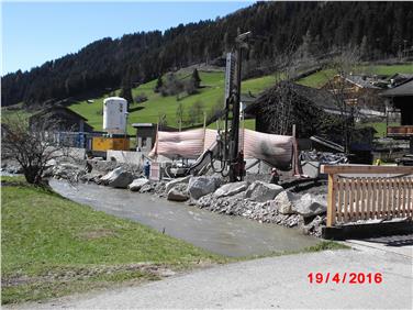 Bei der Baustelle in Untervierschach wird eine 100 Meter lange Hochwasserschutzmauer errichtet.