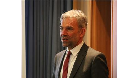 Versicherung zahlt sich aus: Landesrat Schuler bei der Vollversammlung des Landeskonsortiums für den Schutz der landwirtschaftlichen Kulturen vor Witterungsunbilden im Haus des Apfels in Terlan.