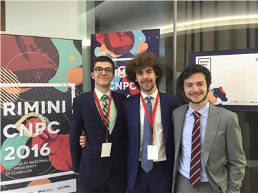 Michele Candioli (l.) und Julian Nikolaus Rensi (r.) zusammen beim Nationalrat der Vorsitzenden aller Schüler-Beiräte Italiens in Rimini.