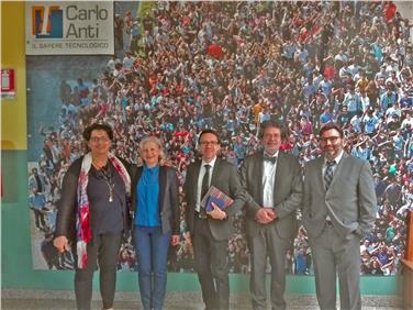 (v.l.) Schulamtsleiterin Nicoletta Minnei, Lauretta Zoccatelli (Vizedirektorin der Schule), Landesrat Christian Tommasini, Claudio Pardini (Schuldirektor) und Andrea Felis