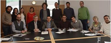Wohnung und Arbeit für junge Menschen: die Landesräte Christian Tommasini und Florian Mussner mit den Vertretern der drei Landesjugendbeiräte. Foto: LPA/L. Canins