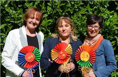 Landesrätin Martha Stocker (l.) hat anlässlich des Frühlingsfestes das Landeskleinkinderheim besucht.
