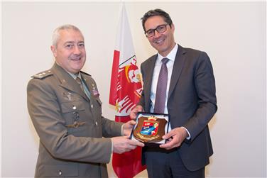 Das Tauschabkommen zwischen Land, Verteidigungs- und Finanzministerium und dessen Umsetzung stand im Mittelpunkt des heutigen Antrittsbesuchs des neuen Leiters der zuständigen Direktion im Verteidigungsministerium, General Scala - Foto: LPA/ohn
