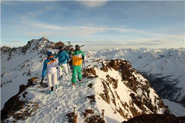 Dem Schnalstal wurden zusätzliche 250 Betten genehmigt, damit ein neues Hotel entstehen kann. Im Bild: Skifahrer auf der Höhe der Bergstation Grawand. Foto: www.schnalstal.it - Mario Entero