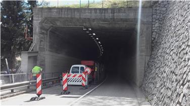 Der Tunnel auf der Landesstraße (LS 32) nach Rodeneck wurde unter der Regie des Straßendiensts des Landes mit einer neuen Beleuchtung ausgestattet