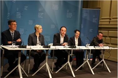 (v.l.n.r.) Schulamtsleiter Peter Höllrigl, Michaela Dorfmann, Landesrat Philipp Achammer, Professorin Ulrike Stadler-Altmann und Gustav Tschenett. Foto: LPA/Ingo Dejaco