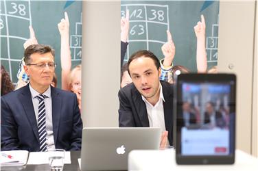 Bildungslandesrat Philipp Achammer (r.) und Schulamtsleiter Peter Höllrigl (l.) haben heute Fragen zum neuen Bildungsgesetz per Facebook-Livestream beantwortet. Foto: LPA/Ingo Dejaco