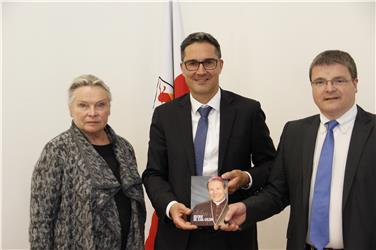 Inga Hosp und Georg Wenning von der Bischof-Golser-Stiftung haben LH Kompatscher neue Broschüre vorgestellt - Foto: LPA/mgp