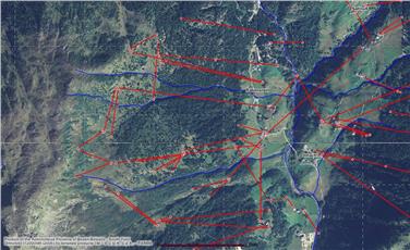 Das Amt für Forstplanung aktualisiert laufend die digitale Karte der Luftfahrthindernisse (rot); der Geobrowser-Ausschnitt zeigt die Gegend um Rabenstein im Hinterpasseier mit blau eingezeichneten Wasserläufen.
