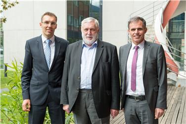 Wolfram Sparber (Alperia AG), Franz Fischler (Europäisches Forum Alpbach) und Energielandesrat Richard Theiner (v.l.) beim Energieforum Alpenraum in Bozen.