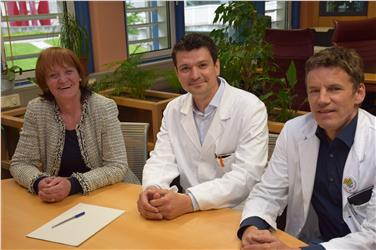 Mit Anfang Mai hat Lorenz Larcher (Mitte) seinen neuen Arbeitsplatz als ärztlicher Leiter des landesweiten Dienstes für Plastische Chirurgie am Brixner Krankenhaus angetreten.