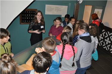 Schüler der 1. Klasse Mittelschule Klausen mit Vermittlerin Lea Kaserer von der Fachoberschule für Tourismus und Biotechnologie Marie Curie Meran (FOTO: © Touriseum)