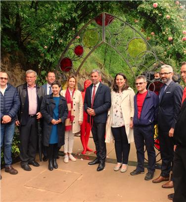 "Garten für Verliebte" eröffnet (v.li.): Stefan Canale, Klaus Platter, Günther Pertoll, Heike Platter, Gabriela Strohmer, Landesrat Schuler, Karin Kompatscher, Germar Sanin, Michael Oberhuber, Oliver Urlandt.