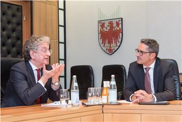 Vizeminister Morando erkennt beim heutigen Gespräch mit LH Kompatscher die Sonderstellung des Landes Südtirol an. Foto: www.provinz.bz.it/news - Th. Ohnewein