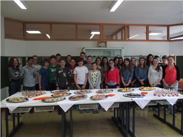 Die Klasse 3A der Mittelschule Schenna mit Lehrperson Christine Webhofer (links) und einigen Schülerinnen der Fachschule Frankenberg (rechts)