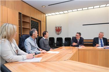 Aussprache zum Thema Sicherheit in den Bergen: Die Bergführerdelegation mit LH Arno Kompatscher (zweiter von rechts) und Hansjörg Haller, Direktor des Funktionsbereichs Tourismus. Foto: www.provinz.bz.it/news - ohn