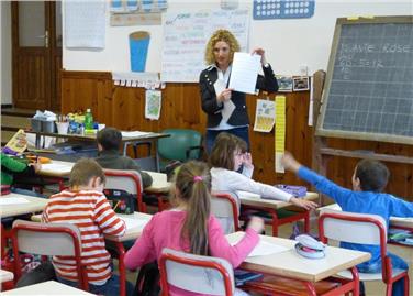 Das Ladinische in der Schule aufwerten: dieses Ziel verfolgt das Projekt "Ladin nte Scola" in Pieve und wird vom ladinischen Schulamt mitunterstützt. (Foto: LPA/Canins)