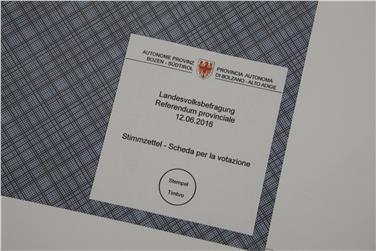 Der Stimmzettel sieht bei der Briefwahl ähnlich aus wie in der Wahlkabine. Foto: www.provinz.bz.it/news - Th. Ohnewein