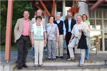 (v.li.) Amtsdir. Gutsverwaltung Laimburg Pertoll, Landrat a. D. Hans Volle, Adelheid Volle, Edeltraud Teufel, Ministerpräsident a. D. Teufel, Laimburg-Direktor Oberhuber, Bürgermeister a. D. Ernst Spadinger, Agnes Moschkon