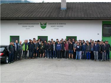 Die Laimburger Schüler am Bauhof in Salurn mit Präsident Paul Nicolodi (5 v.l.) und den Arbeitern Ruggiero Facchini und Arnold Tiecher (2. und 3. v.l.)