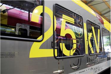 	In den vergangenen Monaten wurde ein Flirt-Zug mit einer 25-Kilovolt-Wechselstromversorgung und dem europäischen Zugsicherungssystem ERTMS ausgestattet und wird in den nächsten Monaten Testfahrten absolvieren (FOTO: LPA/Margit Perathoner)