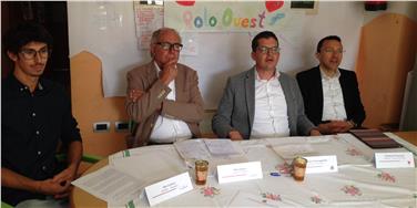 Landesrat Tommasini, Wobi-Chef Schweigkofler und Otto Saurer von "La Strada - Der Weg" setzen sich für die Pflege und Stärkung nachbarschaftlicher Beziehungen ein