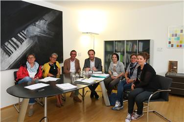 Mitarbeiterinnen für Integration beim Treffen mit LR Achammer (Mitte) – es nahmen auch Franz Lemayr (3. v.l.) und Marta von Wohlgemuth (1. v.l.) daran teil. Foto: LPA/Ingo Dejaco