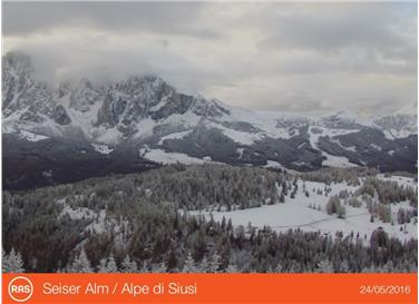 Mit Schnee (im Bild eines der Webcam auf der Seiseralm) hat sich der Winter im Mai zurückgemeldet.